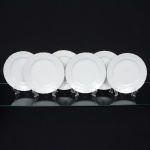 Porcelana Beatriz, Natal - RN. Elegante conjunto de pratos para sobremesa em porcelana nacional, esmaltagem vítrea na cor branca, decoração na técnica "bianco sopra bianco", com padrão floral e 'lattice' em reserva relevados na prória pasta, distribuídos ao redor da orla, borda recortada e contornada por friso prateado. Marca da manufatura no verso. Composto de seis(06) unidades. Medida: Diam.: 20 cm.