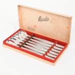 HERCULES INOX. Elegante conjunto de colheres confeccionadas em aço inox, cabo longo lavrado com frisos ondulados nos extremos. Composto de seis(06) unidades. Medida: Comp.: 21,5 cm.