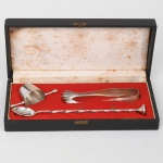 BELPRATA. Elegante conjunto confeccionado em metal espessurado à prata, composto de um(01) pegador de gelo, um(01) misturador de bebidas, e um(01) dosador de drinks. Acondicionados em estojo original. Apresentam marcas de uso, pegador de gelo com desgaste no banho de prata. Medidas: Dosador: Alt.: 4 x Comp.: 10,5 x Larg.: 4,5 cm; Pegador de gelo: Comp.: 15,5 cm; Misturador: Comp.: 25 cm.