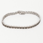 JOIA. PRATA. Pulseira articulada confeccionada em prata, composta por elos retangulares alinhados, cada qual com motivo vazado central, formando sequência contínua, fecho tipo caixa com lingueta e trava de segurança lateral. Apresenta marca de garantia da prata do toque 0,925 puncionado no fecho. Medida aberta: Comp.: 19,5 cm. Peso: 13,8 gramas.