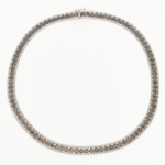 JOIA. PRATA. Gargantilha articulada confeccionada em prata, composta por elos retangulares alinhados, cada qual com motivo vazado central, formando sequência contínua, fecho tipo caixa com lingueta e trava de segurança lateral. Apresenta marca de garantia da prata do toque 0,925 puncionado no fecho. Medida aberta: Comp.: 43 cm. Peso: 30,1 gramas.