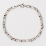 JOIA. PRATA. Pulseira confeccionada em prata, composta por malha grumet alternada, formada por elos ovais curtos intercalados por elos alongados retangulares. Fecho tipo bóia com mola interna. Medida aberta: Comp.: 19,5 cm. Peso: 6,5 gramas.