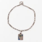 JOIA. PRATA. Dois(02) itens: a) Pulseira em prata, malha alternada com segmentos de elos duplos, composta por malha alternada formada por elos ovais alongados intercalados por segmentos de elos curtos duplos. Fecho tipo bóia com mola interna. Medida aberta: Comp.: 18 cm. Peso: 1,8 gramas. b) Pingente em prata com esmaltação representando signo zodiacal, confeccionado em prata. Anverso com representação em relevo de caprino em movimento, sobre fundo texturizado, com áreas esmaltadas nas cores azul, verde e laranja. Parte superior com símbolo zodiacal correspondente a Capricórnio. Apresenta argola de suspensão fixa. Verso liso com inscrição CARITO. Medidas: Alt.: 2 x Comp.: 1 cm. Peso: 1,2 gramas.