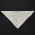 Colar da marca Whiting & Davis, manufatura norte-americana, confeccionado em metal prateado, estruturado em malha metálica articulada do tipo flat mesh, composta por pequenas placas metálicas poligonais prensadas e interligadas por micro-elos laterais, formando superfície contínua, flexível e de trama regular. Modelagem ampla com conformação triangular alongada, evocando lenço ou echarpe, permitindo drapeado natural sobre o colo. Fecho composto por corrente extensora e gancho metálico. Plaqueta terminal em formato de gota com gravação do fabricante. Medida aberto: Alt.: 23 x Comp.: 47 cm.