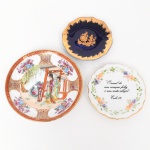 Três(03) itens: a) Porcelana de Limoges. Pratinho de coleção em porcelana francesa, esmaltagem de tonalidade azul cobalto, dotada de decoração em dourada, borda circundada por larga faixa, centro com casal, trajando vestimenta de época, em cena de galanteio. Marca da manufatura no verso. Medida: Diam.: 7,5 cm; b) Pequeno prato de coleção em porcelana chinesa, esmaltação branca, centro decorado com cena oriental representando duas figuras femininas trajando vestes tradicionais, dispostas junto a estrutura arquitetônica com cobertura em telha e jardim com árvore e flores. Composição policromada em esmaltes nas tonalidades verde, rosa, azul, ocre e laranja, com contornos em preto, ala decorada com reservas florais alternadas, intercaladas por cartelas ornamentais com elementos geométricos e florais. Bordo realçado por faixa vermelha com decoração aplicada a ouro. Verso com marcação em preto sob esmalte: ideogramas chineses (Zhngguó zhìzào  Fabricado na China) e inscrição MADE IN CHINA. Medida: Diam.: 10 cm; c) Pratinho de coleção em porcelana com inscrição bíblica, esmaltagem branca, formato circular com borda recortada em ondulações regulares e filete dourado na extremidade, centro decorado com guirlanda floral policromada, composta por flores e folhagens estilizadas nas tonalidades verde, lilás, azul, rosa e amarelo, aplicada sobre esmalte vítreo. No centro, inscrição em caligrafia cursiva na cor sépia: O sinal de um coração feliz é um rosto alegre. Ecli. 13. Verso liso, esmaltado, sem marca aparente. Medida: Diam.: 7,5 cm.