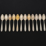 RADIO ALPACA. Conjunto de colheres grandes confeccionadas em alpaca espessurado à prata, cabo de ponta oval, ricamente relevado com folhas de acanto e borda contornada por fileira perlada. Marca da manufatura puncionada no verso. Composto de doze(12) unidades. Apresentam marcas de uso e do tempo, vide foto. Medida: Comp.: 20 cm.