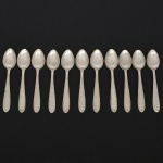 RADIO ALPACA. Conjunto de colheres para café confeccionadas em alpaca espessurado à prata, cabo de ponta oval, ricamente relevado com folhas de acanto e borda contornada por fileira perlada. Marca da manufatura puncionada no verso. Composto de onze(11) unidades. Apresentam marcas de uso e do tempo, vide foto. Medida: Comp.: 10,5 cm.