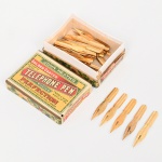Caixa com penas metálicas para escrita John Heaths Golden Coated Telephone Pen, modelo nº 0278 G. Conjunto composto por caixa original e penas metálicas de escrita (steel dip pen nibs), fabricadas pela firma inglesa John Heath, estabelecida em Birmingham, importante centro da indústria mundial de penas de aço entre os séculos XIX e início do XX. A embalagem apresenta decoração policromada com as inscrições JOHN HEATHS  GOLDEN COATED TELEPHONE PEN  PERFECTION  No. 0278 G, acompanhadas das indicações Turned up points e Holds a large supply of ink, alusivas às características técnicas do modelo, dotado de ponta levemente recurvada e reservatório destinado a maior retenção de tinta, permitindo fluxo regular durante a escrita. A denominação Telephone Pen designa tipo específico de pena metálica desenvolvida para escrita rápida e contínua, utilizada em centrais telefônicas, serviços telegráficos e escritórios administrativos, onde era necessário registrar comunicações e dados de forma imediata. A caixa indica This box contains half gross, correspondente à capacidade original, forma tradicional de acondicionamento e comercialização de penas metálicas. O verso da embalagem apresenta texto explicativo em língua portuguesa, destinado ao mercado de exportação, descrevendo as qualidades das penas extra-fortes de John Heath, destacando a espessura do metal, a flexibilidade controlada, a durabilidade e o rigor de inspeção na fabricação, além de advertência contra falsificações mediante a presença do fac-símile da assinatura de John Heath na etiqueta. Aproximadamente quarenta e cinco(45) unidades. Medidas da pena: Comp.: 4 cm. Caixa: Alt.: 2,5 x Comp.: 6 x Larg.: 4,3 cm. 