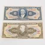Cédulas da República dos Estados Unidos do Brasil Cruzeiros Tesouro Nacional. Conjunto composto por duas cédulas emitidas pelo Tesouro Nacional do Brasil durante o período da chamada República dos Estados Unidos do Brasil, impressas pela American Bank Note Company: a) Cédula de 10 Cruzeiros, efígie de Getúlio Vargas, papel-moeda com impressão em calcografia e litografia policroma. Anverso com medalhão central contendo retrato de Getúlio Vargas, ladeado por arabescos ornamentais, numerais de valor e legendas República dos Estados Unidos do Brasil, Dez Cruzeiros, Valor Recebido. Numeração tipográfica em vermelho, série 248A, número 034497. Reverso com composição alegórica representando figura masculina alada empunhando ferramenta, acompanhada de elementos industriais e engrenagens, dentro de moldura ornamental com numerais repetidos do valor facial. b) Cédula de 5 Cruzeiros, efígie de Epitácio Pessoa, cédula impressa pela mesma casa impressora, apresentando no anverso medalhão com retrato de Epitácio Pessoa e ornamentação guilhochê. Valor facial indicado em múltiplos cartuchos e numeração tipográfica em vermelho. Série 3360A, número 056949. Reverso com cena figurativa identificada como Conquista do Amazonas, representando grupo de personagens em acampamento às margens de curso dágua, inserida em moldura decorativa com numerais repetidos do valor. Estado conforme fotografias.