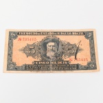 Bônus do Thesouro do Estado de São Paulo  Revolução Constitucionalista. Título fiduciário emitido pelo Tesouro do Estado de São Paulo durante o contexto da Revolução Constitucionalista de 1932. Cédula no valor de Cinco Mil Réis (5000), identificada como Bônus do Thesouro do Estado  Pró Constituição, destinada ao financiamento do movimento constitucionalista paulista. Anverso com medalhão central contendo o retrato de Domingos Jorge Velho, bandeirante associado à expansão territorial paulista, ladeado por cartelas ornamentais com o numeral do valor. Na parte superior lê-se Thesouro do Estado de S. Paulo, Brazil, com numeração tipográfica em vermelho Nº 735415. Abaixo do retrato consta a legenda Cinco Mil Réis e inscrição indicando o resgate pelo Tesouro do Estado conforme Decreto nº 5585 de 14 de julho de 1932. Reverso com composição tipográfica central contendo a inscrição Bonus do Thesouro do Estado  Pro Constituição  São Paulo, acompanhada de numerais laterais do valor e fundo ornamental guilhochê. Peça integrante das emissões emergenciais realizadas pelo governo paulista durante o conflito de 1932, utilizadas como instrumento financeiro e meio de arrecadação para sustentar o esforço político-militar do movimento constitucionalista. Estado conforme fotografias, apresenta rasgo no meio.