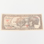 Cédula  Cinco Cruzeiros  República dos Estados Unidos do Brasil. Papel-moeda emitido pelo Tesouro Nacional do Brasil e impresso pela Casa da Moeda do Brasil, pertencente à primeira série do cruzeiro introduzida pela reforma monetária de 1942. Anverso com composição em moldura geométrica e fundo guilhochê, apresentando medalhão inferior com busto feminino alegórico representando a República. No campo superior figura vinheta ilustrando pescador em embarcação lançando rede em ambiente fluvial. Ao centro lê-se a inscrição Cinco Cruzeiros, acompanhada da legenda República dos Estados Unidos do Brasil. Numeração tipográfica em vermelho nº 08725, com indicação Estampa 3  Série 6A. Reverso com composição monocromática em tom castanho, exibindo ao centro representação botânica da vitória-régia (Victoria amazonica), inscrita em cartela com a legenda Vitória-Régia. Moldura decorativa geométrica com repetição do numeral 5 e inscrição Estados Unidos do Brasil. Cédula emitida na década de 1940, no período inicial do sistema monetário do cruzeiro (19421967), caracterizada por impressão calcográfica, fundos de segurança guilhochados e iconografia naturalista associada à paisagem brasileira. Estado conforme fotografias.