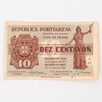 NUMISMÁTICA - CÉDULA. Portugal  10 Centavos, emissão da República Portuguesa, Ministério das Finanças  Casa da Moeda, autorizada pelos Decretos nº 3196 (16 de agosto de 1917) e nº 10687 (11 de abril de 1925). Anverso: composição tipográfica em tonalidade castanho-avermelhada com fundo de linhas diagonais. À esquerda apresenta brasão nacional de Portugal envolto por coroa de louros. Ao centro, cartela vertical com a inscrição Dez Centavos. À direita figura alegoria feminina da República, representada em posição ereta segurando bandeira, iconografia associada à República Portuguesa instaurada em 1910. Inscrições República Portuguesa, Ministério das Finanças e Casa da Moeda. Série A 41. Reverso: composição ornamental com cartelas circulares contendo o valor 10. Ao centro, vinheta arquitetônica representando o Arco da Rua Augusta, na Praça do Comércio, importante monumento urbano de Lisboa. Cédula pertencente ao sistema monetário do escudo português, emitida durante o período republicano da primeira metade do século XX. Estado conforme fotografias. Medidas: Alt.: 5 x Comp.: 8,3 cm.
