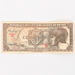 NUMISMÁTICA - CÉDULA. Brasil. Cédula de 5 Cruzeiros, Estampa 3, Série 030, emitida pela República dos Estados Unidos do Brasil e impressa pela Casa da Moeda do Brasil no contexto da implantação do padrão monetário Cruzeiro, instituído em 1942 após a reforma que substituiu o sistema do réis. Anverso apresenta composição dominada por busto feminino alegórico representando a República, voltado à esquerda e inscrito em medalhão oval, tendo ao fundo vinheta marítima com embarcação à vela singrando mar agitado, elemento simbólico associado ao progresso econômico, à navegação e ao comércio. No campo central destaca-se elaborada cartela ornamental com o numeral 5 e a legenda CRUZEIROS, envolta por complexa trama de guilhochê de segurança característica da gravura calcográfica. Consta ainda a inscrição legal No Tesouro Nacional se pagará ao portador desta quantia de cinco cruzeiros, acompanhada das assinaturas fac-similares das autoridades monetárias e da indicação tipográfica Estampa 3  Série 030 impressa em vermelho. O reverso exibe vinheta naturalista representando vitória-régia (Victoria amazonica) em paisagem lacustre amazônica, com grandes folhas circulares flutuantes e flor central, enquadrada por moldura ornamental geométrica com os numerais 5 nos cantos e a legenda Estados Unidos do Brasil. Impressão calcográfica com fundos guilhochados de segurança e gravação em aço, padrão característico da produção da Casa da Moeda brasileira nas décadas de 19401950. Exemplar em estado aproximado MBC (Muito Bem Conservado), apresentando vincos de circulação, porém com papel íntegro e boa definição da gravura.