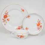 Jean Haviland, Limoges - França. Belíssimo trio para chá executado em porcelana francesa da década de 1950/60; esmaltagem vítrea na cor branca, bojo hemisférico assente sobre base circular, dotada de decoração em estampagem policromada, composta por ramagens florais estilizadas, predominando as tonalidades coral, marsala e amarelo, borda contornada por friso em douradura, alça lateral em voluta com nó intermediário, padrão decorativo replicado no pires e no prato. Marca da manufatura no verso. Medidas: Xícara: Alt.: 4,5 x Comp.: 11,5 x Larg.: 9,5 cm; Pires: 14,5 cm; Prato: Diam.: 19 cm.