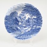Johnson Brothers, Staffordshire - Inglaterra(Fundada em 1883). Belíssimo bowl executado em faiança inglesa, padrão Watermill. Formato hemisférico, dotado de decoração monocromática em azul sob esmalte, representando paisagem rural com moinho hidráulico, executada por estampagem. A composição mostra edifício de moinho com roda dágua em funcionamento, pequeno dique e queda dágua, acompanhados por casas campestres, árvores frondosas, figuras humanas em ambiente bucólico e céu anuviado ao fundo; orla modelada com delicado movimento ondulado, borda recortada com arcos em repetição. Marca da manufatura no verso. Medida: Alt.: 8 x Diam.: 26 cm. Apresenta leves manchas do tempo.