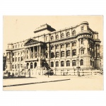 Fotografia em preto e branco, impressão sobre papel aplicada sobre moldura de madeira, representando a fachada do Theatro Municipal do Rio de Janeiro, com composição arquitetônica de caráter eclético, marcada por colunata frontal, frontão triangular, corpo central elevado e volumes laterais com torreões e elementos decorativos de inspiração clássica. Cena urbana com presença de pedestres e veículo automotor de época em primeiro plano, além de postes de iluminação pública distribuídos ao longo da via. Medidas: Alt.: 29 x Comp.: 39 cm.