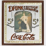 Espelho publicitário da Coca-Cola, com moldura em madeira, contendo composição gráfica com inscrição DRINK A BOTTLE OF CARBONATED Coca-Cola, valores 5 FROM FOUNTAINS e 5 IN BOTTLES, e reserva central com figura feminina em traje de época, com vestido longo e leque. Decoração obtida por impressão policromática: elementos tipográficos e ornamentos em áreas chapadas, e imagem central executada por processo fotomecânico com retícula (cromolitografia com meio-tom), aplicada sob o vidro. Medidas: Alt.: 46 x Comp.: 42 cm.