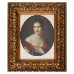 Impressão/gravura em papel, montagem oval, representando retrato feminino, estilo europeu, estilo neoclássico, século XIX. Composição em meio-busto, figura feminina em perfil levemente voltado, com penteado em cachos e vestimenta com decote amplo, com aplicação de cor. Montagem em moldura de madeira entalhada e dourada, com decoração em relevo de volutas e elementos fitomorfos. Medidas: