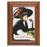 Litografia publicitária, composição figurativa representando figura feminina em perfil ao telefone, trajando chapéu de aba larga com pena e vestido de gola alta com mangas longas, com inscrição ONLY 3 MINUTES, please. Impressão policromática por processo litográfico sobre fundo espelhado, com áreas chapadas e aplicação de retícula mecânica, moldura em madeira. Medidas: Alt.: 38 x Comp.: 28 cm.