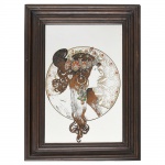Espelho com aplicação decorativa, montagem em moldura de madeira, reprodução da obra Tête Byzantine: La Brune de Alphonse Mucha, período e estilo Art Nouveau. Estrutura retangular com moldura em madeira em perfis escalonados. Superfície com espelho ao fundo, apresentando composição central circular com representação feminina em perfil, com ornamentos de inspiração bizantina, incluindo tiara, pendentes e elementos vegetalistas estilizados. Decoração em policromia com predominância de tons terrosos, dourados e verdes, com contornos lineares característicos do estilo. Medidas: Alt.: x Comp.: