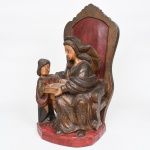 MESTRE PAULINO. Arte Sacra. Santana Mestra. Excepcional Imagem Sacra executada em bloco de madeira, entalhada, ornamentada com douramento, e olhos de vidro. Apresenta-se sentada sobre cadeira, com livro aberto instruindo Nossa Senhora. Medidas: Alt.: 57 x Comp.: 31 x Larg.: 26 cm.