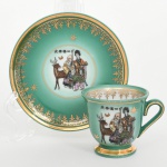 Porcellana Mauá, Mauá - SP(Fundada em 1937 por Fritz Erwin Schmidt / ativa até 1968). Xícara para café em porcelana nacional, com decoração policroma e dourada de inspiração oriental; apresenta bojo cilíndrico levemente alargado na borda, apoiado sobre pequeno pé circular destacado e alça lateral em voluta, pires de aba larga e caveto central para apoio da xícara, acompanha o mesmo esquema ornamental; fundo em esmalte verde esmeralda em degradê, ornamentado com friso contínuo de motivos fitomorfos estilizados em dourado ao longo da borda, pequenas estrelas douradas pontuam o campo decorativo, centro do pires e no bojo da xícara encontra-se cartela circular com cena figurativa de inspiração chinesa, representando grupo de personagens em trajes tradicionais, acompanhados por cervo, sob inscrição em caracteres chineses. Interior da xícara com friso dourado vegetalista sob a borda. Bordas e pé realçados por filetes dourados. Marca da manufatura no verso coberta por marca de sobreposição. Medidas: Xícara: Alt.: 5 x Comp.: 7 x Larg.: 5,5 cm; Pires: Diam.: 10,5 cm.