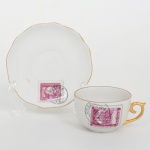 Xícara para café em porcelana, esmaltação branca, decorados com reprodução de selos postais europeus, bojo hemisférico e alça lateral em voluta integralmente dourada, bordas contornadas por friso em douradura. Decoração consiste na reprodução de selos postais antigos em tonalidade magenta, acompanhados de carimbo postal circular, simulando correspondência filatélica. Entre os motivos representados observa-se selo comemorativo da VII Olimpíada de 1920, realizada em Antuérpia (Anvers), Bélgica, bem como selo austríaco figurando arquitetura monumental. As imagens são aplicadas por transferência decalcomânica,  pires apresenta cavidade central circular para encaixe da xícara e mantém o mesmo padrão decorativo com selo e carimbo postal. Medidas: Xícara: Alt.: 4 x Comp.: 8,5 x Larg.: 6,5 cm; Pires: Diam.: 10,5 cm.
