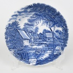 Johnson Brothers, Staffordshire - Inglaterra(Fundada em 1883). Belíssimo bowl executado em faiança inglesa, padrão Watermill. Formato hemisférico, dotado de decoração monocromática em azul sob esmalte, representando paisagem rural com moinho hidráulico, executada por estampagem. A composição mostra edifício de moinho com roda dágua em funcionamento, pequeno dique e queda dágua, acompanhados por casas campestres, árvores frondosas, figuras humanas em ambiente bucólico e céu anuviado ao fundo; orla modelada com delicado movimento ondulado, borda recortada com arcos em repetição. Marca da manufatura no verso. Medida: Alt.: 6,5 x Diam.: 21 cm.