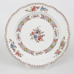 SPODE, Stoke-on-Trent - Inglaterra(fundada por Josiah Spode em 1770). Raro prato de coleção em faiança inglesa, esmaltação branca, decoração em esmaltes sobre vidrado, com composição floral policroma no campo central. Aba com faixa ornamental contínua em padrão repetitivo de elementos florais e volutas, intercalada por reservas com pequenos arranjos florais. Orla com friso linear em marrom. Verso com marca em marrom sob esmalte com inscrição Spode Copeland England e numeração. Medida: Diam.: