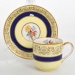 Johnson Brothers, Staffordshire - Inglaterra(Fundada em 1883). Belíssima xícara para café em faiança inglesa da década de 1950, padrão PAREEK; corpo cilíndrico levemente abaulado, borda circular e asa lateral em voluta; decoração composta por friso floral estilizado em douração na parte superior da xícara e na aba do pires, faixa horizontal em azul cobalto na zona média da xícara e no cavado do pires, ramalhete floral policromado no interior da xícara e no medalhão central do pires, bordas arrematadas com filetes dourados. Marca da manufatura no verso. Apresenta desgaste na faixa azul cobalto do pires, vide foto. Medidas: Xícara: Alt.: 6 x Comp.: 8 x Larg.: 6 cm; Pires: Diam.: 11,5 cm.