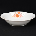 Jean Haviland, Limoges - França. Belíssima travessa funda executada em porcelana francesa da década de 1950/60; formato oblongo, esmaltagem vítrea na cor branca, decoração em estampagem policromada, composta por ramagens florais estilizadas distribuídas assimetricamente na orla interna, borda quadrilobada contornada por friso em douradura. Marca da manufatura no verso. Medidas: Alt. 5,5 x Comp.: 24 x Larg.: 19 cm. Apresenta minúsculo bicado no verso da borda.