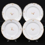 Porcelana Rio Branco/Cia. Brasileira de Vidros, Rio de Janeiro - RJ(Fundada em 1947, ativa até 1967). Conjunto de pratos rasos em porcelana nacional da década de 1950; esmaltagem vítrea na cor branca, dotada de decoração em estampagem policromada, com padrão de flores predominando as tonalidades rosa, amarelo, castanho e cinza, aba circundada com leve movimento ondulatório modelado na própria pasta, borda recortada contornada por friso em douradura. Marca da manufatura no verso. Composto de quatro(04) unidades. Medida: Diam.: 24 cm. Apresentam marcas de uso, um com bicado, vide foto.
