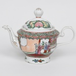 Bule para chá em porcelana chinesa, esmaltação branca, dotada de decoração policromada no estilo famille-rose, bojo globular sobre pequeno pé anelar, bico vertedor alongado e alça lateral em voluta, tampa abaulada com pomo em forma de botão. Apresenta decoração policromada esmaltada sobre o vidrado, em paleta predominante de rosa, verde, vermelho, amarelo e azul, com realces em contorno escuro e filetes dourados aplicados nos bordos e no bico, ornamentação segue repertório inspirado no estilo famille-rose, caracterizado por painéis em reservas cartuchadas delimitadas por volutas e elementos fitomorfos, bojo apresenta cena figurativa com personagens chineses em ambiente doméstico ou palaciano, enquanto outros painéis exibem arranjos florais e frutíferos estilizados, organizados em composição simétrica, faixa superior preenchida por arabescos vegetais densamente distribuídos, típica solução ornamental em porcelanas chinesas decoradas para exportação. Verso com marca em selo vermelho com caracteres chineses, indicando fabricação na China. Medidas: Alt.: 18 x Comp.: 25 x Larg.: 14,5 cm.