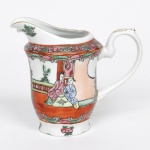Leiteira em porcelana chinesa, esmaltação branca, dotada de decoração policromada no estilo famille-rose, bojo cilíndrico sobre pequeno pé circular, bico vertedor ondulado e alça lateral em voluta. Apresenta decoração policromada esmaltada sobre o vidrado, em paleta predominante de rosa, verde, vermelho, amarelo e azul, com realces em contorno escuro e filetes dourados aplicados nos bordos e no bico, ornamentação segue repertório inspirado no estilo famille-rose, caracterizado por painéis em reservas cartuchadas delimitadas por volutas e elementos fitomorfos, bojo apresenta cena figurativa com personagens chineses em ambiente doméstico ou palaciano, enquanto outros painéis exibem arranjos florais e frutíferos estilizados, organizados em composição simétrica, faixa superior preenchida por arabescos vegetais densamente distribuídos, típica solução ornamental em porcelanas chinesas decoradas para exportação. Verso com marca em selo vermelho com caracteres chineses, indicando fabricação na China. Medidas: Alt.: 13 x Comp.: 15 x Larg.: 8,5 cm.