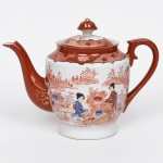 Bule para chá em porcelana japonesa, esmaltação na cor branca, decorada em esmaltes policromos no estilo Imari; bojo cilíndrico assente sobre base circular, bico vertedor alongado e alça lateral em voluta, ambos integralmente revestidos por esmalte vermelho-ferro,  tampa encimada por botão em forma de cogumelo com detalhes dourados; decoração em esmaltes policromos sobre o vidrado, predominando o vermelho-ferro, complementado por azul, verde e generosa douração. Bojo com cenas figurativas contendo personagens em trajes tradicionais japoneses, representados em meio a paisagem estilizada com arquitetura, vegetação e flores, dispostas em composição contínua, parte superior dotada de faixa ornamental recortada com reservas geométricas e florais, contornos realçados em preto e detalhes dourados. Fundo com marca impressa em vermelho MADE IN JAPAN, indicando produção destinada ao mercado de exportação. Medidas: Alt.: 17,5 x Comp.: 14 x Larg.: 12,5 cm. Apresenta pequena quebradura colada na ponta do bico vertedor.