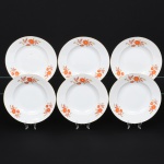 Jean Haviland, Limoges - França. Belíssima conjunto de pratos fundos executado em porcelana francesa da década de 1950/60; caldeira funda, esmaltagem vítrea na cor branca, decoração em estampagem policromada, composta por ramagens florais estilizadas distribuídas assimetricamente na aba, predominando as tonalidades coral, marsala e amarelo, borda contornada por friso em douradura. Marca da manufatura no verso. Composto de seis(06) unidades. Medida: Diam.: 25 cm.