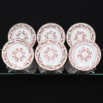 Porcelana Rio Branco/Cia. Brasileira de Vidros, Rio de Janeiro - RJ(Fundada em 1947, ativa até 1967). Elegante conjunto de pratos para pão, ou doce, em porcelana nacional da década de 1950/50;  esmaltagem vítrea na cor branca, decoração em esmalte vermelho-coral, formada por arabescos e ramos vegetalistas estilizados, dispostas ao redor da orla e ao centro, realçada com filetes em douradura. Marca da manufatura no verso. Composto de cinco(06) unidades. Medida: Diam.: 16 cm.