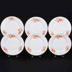 Jean Haviland, Limoges - França. Belíssima conjunto de pratos rasos executado em porcelana francesa da década de 1950/60; caldeira rasa, esmaltagem vítrea na cor branca, decoração em estampagem policromada, composta por ramagens florais estilizadas distribuídas assimetricamente na aba, predominando as tonalidades coral, marsala e amarelo, borda contornada por friso em douradura. Marca da manufatura no verso. Composto de seis(06) unidades. Medida: Diam.: 25,5 cm.