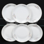 Porcelana Renner, Porto Alegre - RS(Fundada em 1937). Conjunto de pratos rasos em porcelana nacional, esmaltagem vítrea na cor branca, decorado com flores estilizadas em estampagem policromada, orla delimitada por friso em douradura. Composto de seis(06) unidades. Medidas: Diam.: