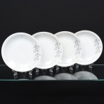 Porcelana Renner, Porto Alegre - RS(Fundada em 1937). Conjunto de pratos fundos em porcelana nacional, esmaltagem vítrea na cor branca, decorado com flores estilizadas em estampagem policromada, orla delimitada por friso em douradura. Composto de quatro(04) unidades. Medidas: Diam.: