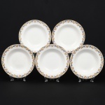J & G Meakin, Staffordshire - Inglaterra(Fundada em 1851). Conjunto de pratos fundos em faiança inglesa da década de 1930/40, padrão "SOL"; esmaltação de tom marfim, dotado de rica decoração policromada formada por arabescos vegetalistas estilizados e padrão floral, em composição contínua ao redor da orla, predominando as tonalidades ocre, amarelo, dourado, azul e vermelho, borda contornada por friso em douradura. Marca da manufatura no verso. Composto de cinco(05) unidades. Medida: Diam.: 22,5 cm.