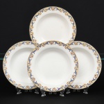 J & G Meakin, Staffordshire - Inglaterra(Fundada em 1851). Conjunto de pratos fundos em faiança inglesa da década de 1930/40, padrão "SOL"; esmaltação de tom marfim, dotado de rica decoração policromada formada por arabescos vegetalistas estilizados e padrão floral, em composição contínua ao redor da orla, predominando as tonalidades ocre, amarelo, dourado, azul e vermelho, borda contornada por friso em douradura. Marca da manufatura no verso. Composto de quatro(04) unidades. Medida: Diam.: 22,5 cm.