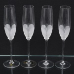 Belíssimo conjunto de taças de pé alto, para espumante, executado em fino cristal europeu, diáfano e incolor; bojo cilíndrico, fundo preenchido e talhado com flor acetinada, fuste tubular alongado sobre base circular. Composto de quatro(04) unidades. Medida: Alt.: 26,5 x Diam.: 4,5 cm.