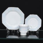 Porcelana Schmidt - Brasil(Fundada em 1945). Trio para chá em porcelana nacional, esmaltação na cor branca, decoração geométrica policroma,  apresenta formato octogonal, ornamentado por faixa decorativa em tonalidade azul-clara com motivos geométricos e florais estilizados, acompanhados por filetes rosados e cinzentos, padrão replicado no pires e no prato. Marca da manufatura no verso. Apresenta quebradura na base da xícara, vide foto. Medidas: