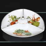 Porcelana Schmidt - Brasil(Fundada em 1945). Petisqueira em porcelana nacional da década de 1950/60, esmaltagem vítrea na cor branca, de formato triangular com cantos arredondados, dividido internamente em três compartimentos, tampa central com pegador cilíndrico. Decoração policromada com motivos de hortaliças e legumes, distribuídos nas reservas internas; filetes em ouro nas bordas e divisórias. Medidas: Alt.:  x Diam.:  cm.