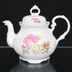 Porcelana Real, Mauá - SP(Fundada em 1943 por Fritz Erwin Schmidt). Bule para chá em porcelana nacional, esmaltação branca modelada com frisos verticais; corpo bojudo decorado com composição floral em estampagem policromada, predominando as tonalidades rosa, amarelo e ocre, bordas e contornos realçados com friso em douradura. Marca da manufatura ao fundo. Medidas: