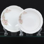 Porcelana Real, Mauá - SP(Fundada em 1943 por Fritz Erwin Schmidt). Dois(02) bowls em porcelana nacional, formato hemisférico, esmaltação na cor branca, decoração com arranjos florais em tonalidades suaves de rosa, acompanhadas por folhas em verde claro, dispostos lateralmente na aba, complementado por filetes dourados finos aplicados próximos à borda e na linha interna da aba. Marca da manufatura no verso. Medida: Diam.: