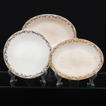 J & G Meakin, Staffordshire - Inglaterra(Fundada em 1851). Duas(02) travessas fundas e um(01) bowl em faiança inglesa da década de 1930/40, padrão "SOL"; esmaltação de tom marfim, dotado de rica decoração policromada formada por arabescos vegetalistas estilizados e padrão floral, em composição contínua ao redor da orla, predominando as tonalidades ocre, amarelo, dourado, azul e vermelho, borda contornada por friso em douradura. Marca da manufatura no verso. Medidas: Apresentam manchas do tempo, vide foto.