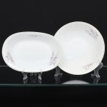 Porcelana Renner, Porto Alegre - RS(Fundada em 1937). Uma(01) travessa oval e um(01) bowl em porcelana nacional, esmaltagem vítrea na cor branca, decorado com flores estilizadas em estampagem policromada, orla delimitada por friso em douradura. Medidas: Comp.: x Larg.: ; Comp.: x Larg.: