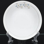Porcelana Renner, Porto Alegre - RS(Fundada em 1937). Um(01) bowl em porcelana nacional, esmaltagem vítrea na cor branca, decorado com flores estilizadas em estampagem policromada, orla delimitada por friso em douradura. Medidas: Alt.: x Diam.: